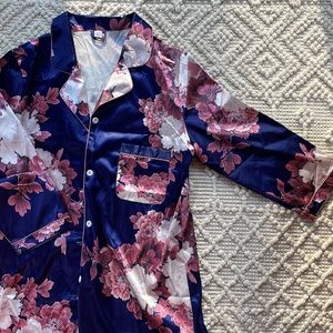 *NWOT* Beautiful silky garden floral pajama dress shirt